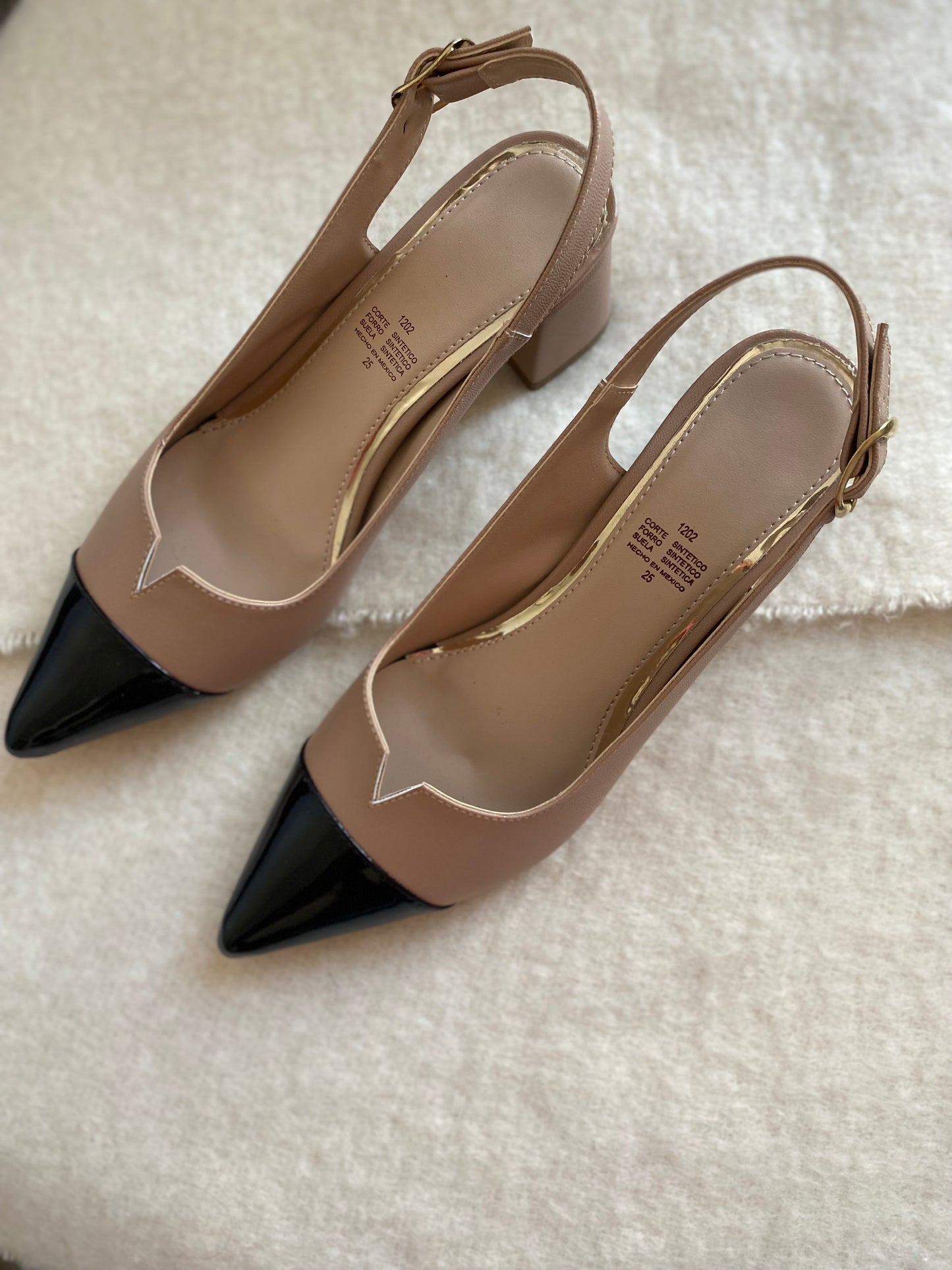 Pumps estilo Chanel nude