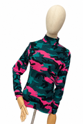 Top Mika Camo en maniquí con fondo blanco